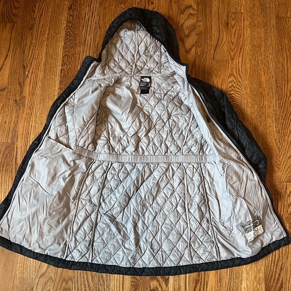 Girls Northface Black nanopuff jacket 10/12 - Picture 3 of 5